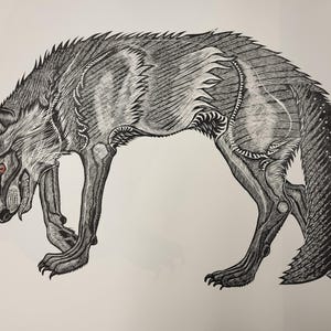 Peut inclure: Une estampe en noir et blanc d'un loup avec un œil rouge. Le loup est représenté dans une pose dynamique, la tête tournée sur le côté et le corps étiré. L'estampe est détaillée et complexe, avec des lignes fines et des ombres.
