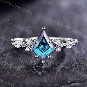 Kite Shape Alexandrite Ring,Color Change Alexandrite Engagement Ring,Moissanite Cluster Ring,June Birthstone Ring,Vintage Anniversary Ring