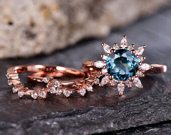 Round Alexandrite Ring Set Vintage Snowflake Color-Change Alexandtite Ring June Birthstone Ring Curved RingMoissanite Cluster Bridal Ring