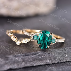 Emerald Engagement Ring Set,Pear Shaped May Birthstone Ring Set,Rose Gold Women Emerald Wedding Ring Set,Art Deco Curved Moissanite Band