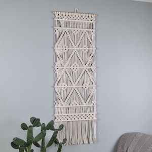 Decoración vertical de pared de macramé natural para el hogar, regalo de decoración para el hogar, decoración de pared larga y estrecha de macramé.