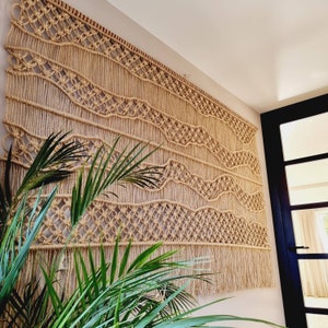 Groot jute zandkleurig handgemaakt macramé wandkleed met golvende lijnen