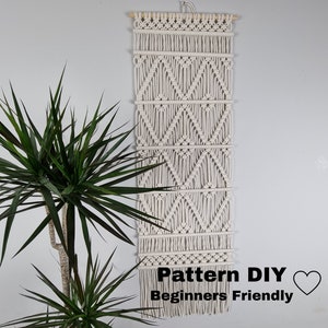 Patrón de macramé para colgar en la pared: tutorial para principiantes. Haz tu propio colgante de pared de macramé bohemio. Descarga el PDF del patrón de decoración de pared con explicación de nudos.