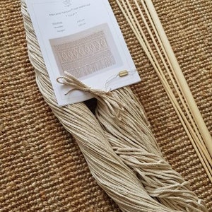 Puede incluir: Un kit de macram&eacute; para colgar en la pared con cord&oacute;n de algod&oacute;n de color natural, listones de madera e instrucciones. El kit incluye 130 metros de cord&oacute;n y listones de 100 cm.