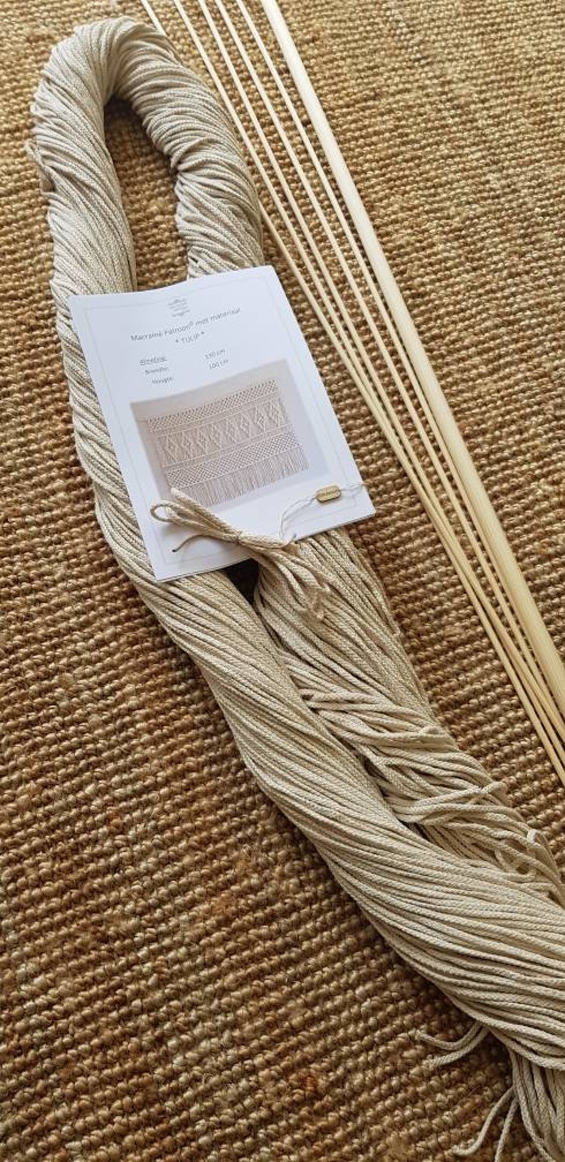 Puede incluir: Un kit de macram&eacute; para colgar en la pared con cord&oacute;n de algod&oacute;n de color natural, listones de madera e instrucciones. El kit incluye 130 metros de cord&oacute;n y listones de 100 cm.