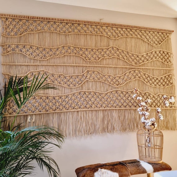 Groot JUTE Macramé Wandkleed voor Akoestiek Aardetint ORGANISCHE Zandkleurige Wandhanger met Golvende Lijnen Duurzaam Natuurlijk Materiaal