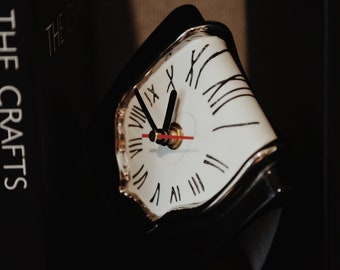 Tribute to Dali creative clock，Inspired by Dali’s 《La persistencia de la memoria》