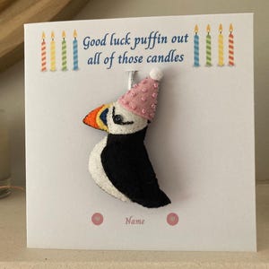 Carte de joyeux anniversaire « Bonne chance avec toutes ces bougies », avec une décoration amovible en forme de macareux.