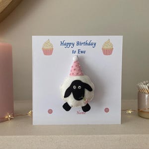 Carte de joyeux anniversaire « Joyeux anniversaire à la brebis » avec décoration amovible en forme de mouton.