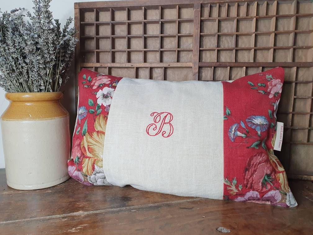 Coussin en Lin Vintage B' Monogrammé Français Fait à La Main avec Des Panneaux de Tissu Sanderson.