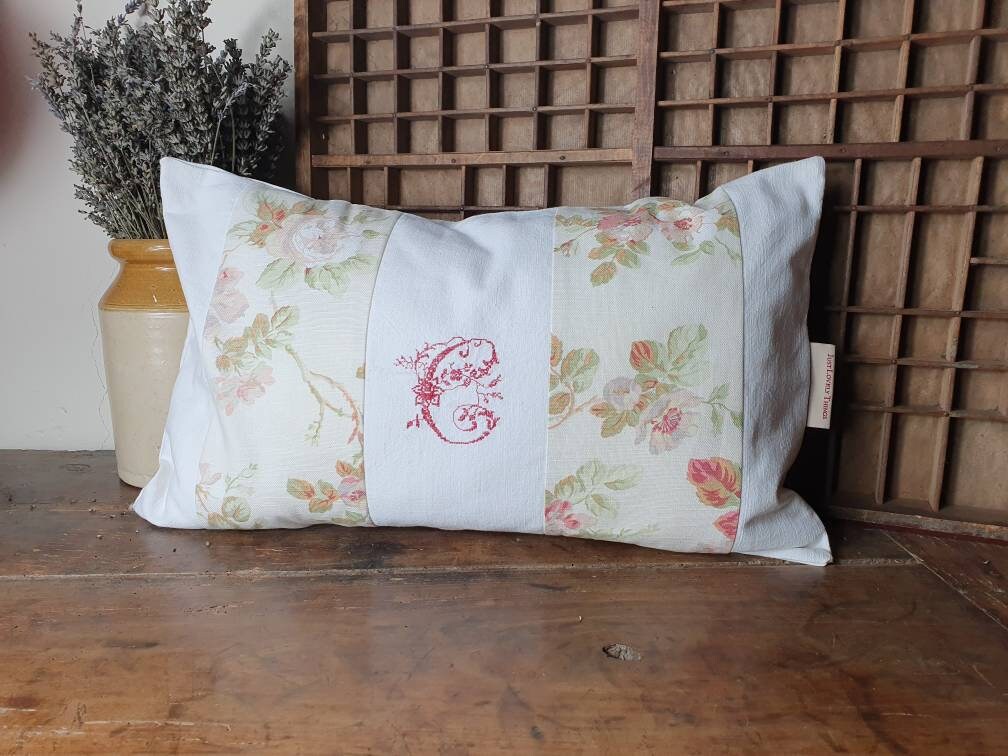 Coussin Monogrammé en Lettre C' Vintage Fait à La Main, Français