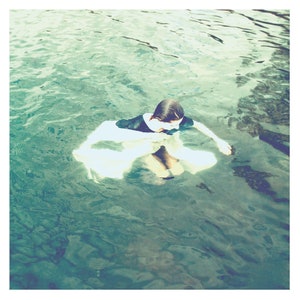 Poster &#39;Drifting&#39; - A woman floating in turquoise water - Square