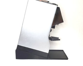 Stojak Eureka Mignon z pochyloną podstawą i magnetyczną tacką – minimalistyczny design