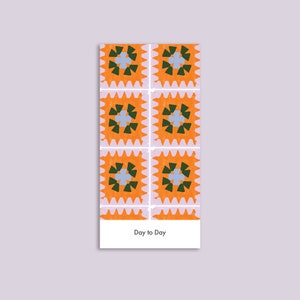 Może przedstawiać: Zestaw sześciu pomarańczowych i różowych kwadratów z wzorem w kolorze zielonym i niebieskim w środku. Kwadraty są ułożone w siatkę. Tekst "Day to Day" jest wydrukowany pod kwadratami.