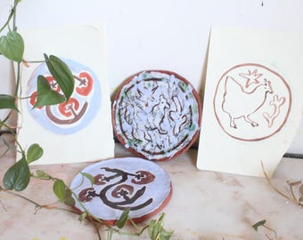Talerze ceramiczne firmy Emma Make w Portugalii – para dekoracyjnych talerzy i podstawek