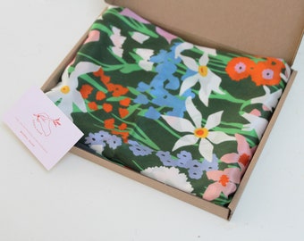 Sciarpa floreale in seta, bandana di seta al 100% disegnata da Emma Make 80cm square, Made in Portugal