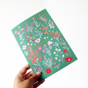 Bonita tarjeta de feliz cumpleaños con papel de aluminio de Emma Make con sobre rosa y sobre sostenible / A5 C5 / Estilo artístico con flores prensadas