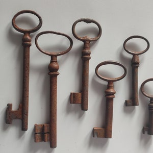6 Roestige oude skeletsleutels Vintage / antieke complete set sleutelhanger schuurvondst