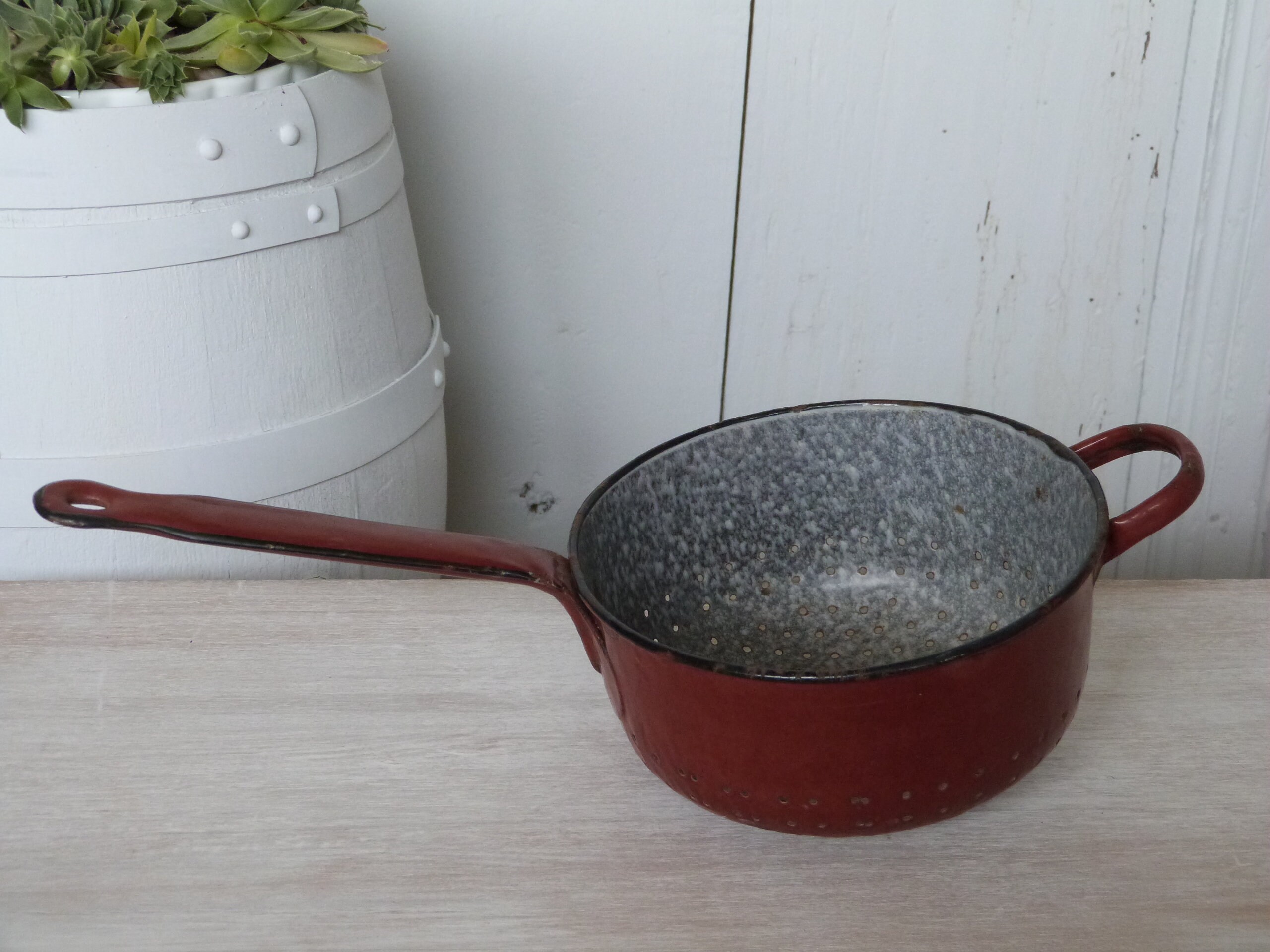 Vintage Rust Red Enamel Colander Strainer Français Ware Circa 1950 Rustique et Rouillé