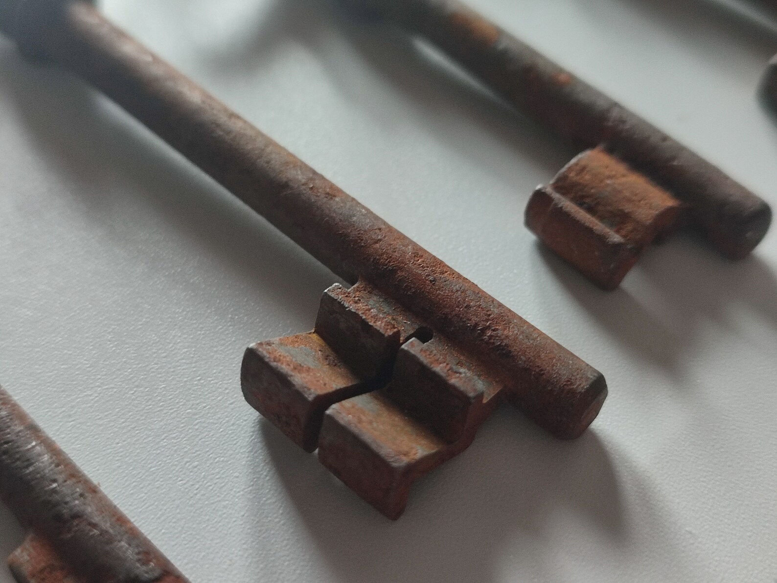 6 Rusty Old Skeleton Keys Vintage / Antique Complete Set Key Ring Barn ...