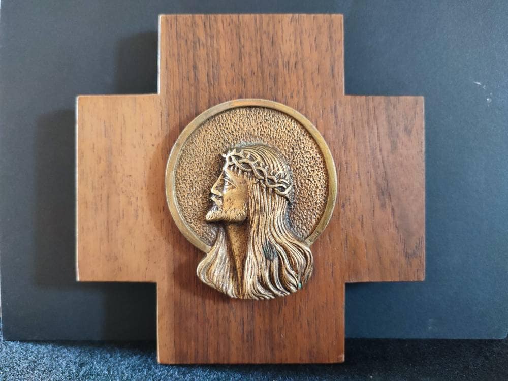Croix Murale Bronze sur Bois Dur Christ Sculpture Moderniste 1948 Milieu Du Siècle Moderne