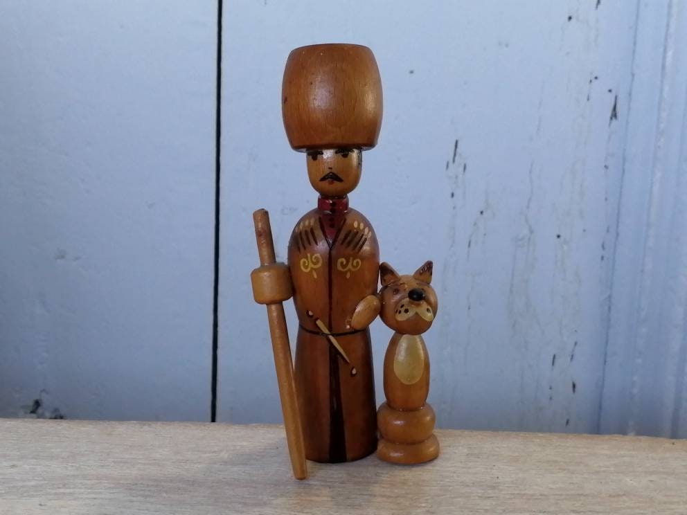 Homme et Chien Russe Peint Sculpté en Bois Figure Folk Art Toy Statue