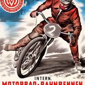Puede incluir: Un cartel vintage que anuncia una carrera de motocicletas. El cartel presenta un logotipo rojo y blanco con una letra estilizada "V" en el centro. El cartel tambi&eacute;n presenta una ilustraci&oacute;n en blanco y negro de un corredor de motocicletas con un traje de cuero marr&oacute;n, conduciendo una motocicleta con el n&uacute;mero "2" en el lateral. El texto del cartel dice "Intern. Motorrad-Bahnrennen".
