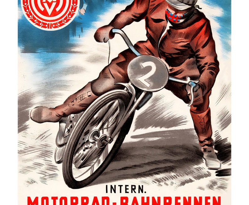 Puede incluir: Un cartel vintage que anuncia una carrera de motocicletas. El cartel presenta un logotipo rojo y blanco con una letra estilizada "V" en el centro. El cartel tambi&eacute;n presenta una ilustraci&oacute;n en blanco y negro de un corredor de motocicletas con un traje de cuero marr&oacute;n, conduciendo una motocicleta con el n&uacute;mero "2" en el lateral. El texto del cartel dice "Intern. Motorrad-Bahnrennen".