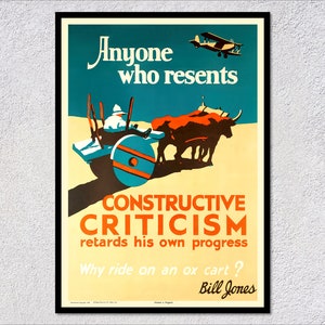 Puede incluir: Un póster vintage con fondo amarillo y cielo azul. El póster presenta a un hombre montando en un carro de bueyes, con un avión volando por encima. El texto dice "Cualquiera que se resienta de la crítica constructiva retrasa su propio progreso. ¿Por qué montar en un carro de bueyes? Bill Jones."