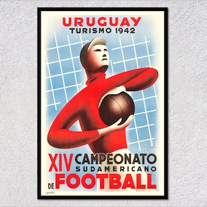K&ouml;nnte beinhalten: Ein Vintage-Plakat, das die 14. S&uuml;damerikanische Fu&szlig;ballmeisterschaft in Uruguay im Jahr 1942 bewirbt. Das Plakat zeigt einen rot gekleideten Fu&szlig;ballspieler, der einen Ball vor einem blau-wei&szlig;en Gitterhintergrund h&auml;lt. Der Text lautet "URUGUAY TURISMO 1942 XIV CAMPEONATO SUDAMERICANO DE FOOTBALL".