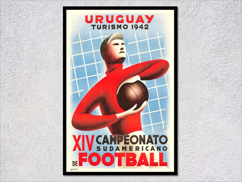 K&ouml;nnte beinhalten: Ein Vintage-Plakat, das die 14. S&uuml;damerikanische Fu&szlig;ballmeisterschaft in Uruguay im Jahr 1942 bewirbt. Das Plakat zeigt einen rot gekleideten Fu&szlig;ballspieler, der einen Ball vor einem blau-wei&szlig;en Gitterhintergrund h&auml;lt. Der Text lautet "URUGUAY TURISMO 1942 XIV CAMPEONATO SUDAMERICANO DE FOOTBALL".