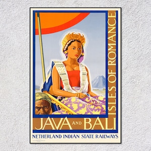 Op de afbeelding: Een vintage reisposter die reclame maakt voor een reis naar Java en Bali. De poster toont een vrouw in traditionele kleding die in een draagstoel zit, met een bergketen op de achtergrond. De tekst luidt "Isles of Romance, Java and Bali, Netherland Indian State Railways".