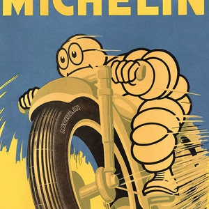 Puede incluir: Un cartel vintage que anuncia neum&aacute;ticos Michelin con un personaje de dibujos animados Michelin Man conduciendo una motocicleta. El Michelin Man es amarillo y tiene un contorno negro. La motocicleta es negra y amarilla y tiene la palabra "Michelin" escrita en el neum&aacute;tico.