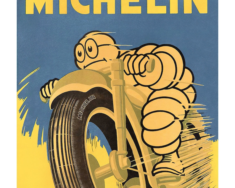 Puede incluir: Un cartel vintage que anuncia neum&aacute;ticos Michelin con un personaje de dibujos animados Michelin Man conduciendo una motocicleta. El Michelin Man es amarillo y tiene un contorno negro. La motocicleta es negra y amarilla y tiene la palabra "Michelin" escrita en el neum&aacute;tico.