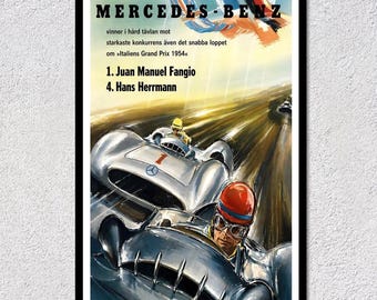 Op de afbeelding: Een vintage Mercedes-Benz poster in een zwarte lijst. De poster toont twee zilveren raceauto's in actie, met coureurs met helmen en brillen. De tekst bevat "MERCEDES-BENZ" en de namen Juan Manuel Fangio en Hans Herrmann.