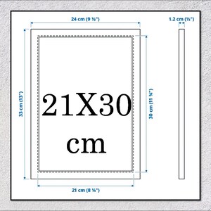 K&ouml;nnte beinhalten: Ein wei&szlig;es Rechteck mit schwarzem Text, der die Abmessungen von 21x30 cm (8 &frac14;" x 11 &frac34;") angibt. Der Rahmen ist 24 cm (9 &frac12;") breit und 33 cm (13") hoch. Die Dicke des Rahmens betr&auml;gt 1,2 cm (&frac12;").