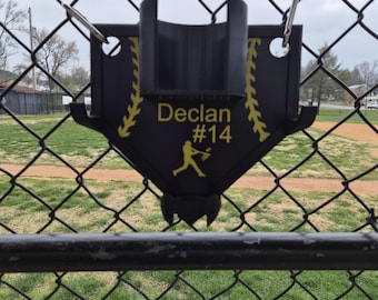 Organizador de banquillo para béisbol y sóftbol: sujeta bate, botella, gorra, guante o casco.