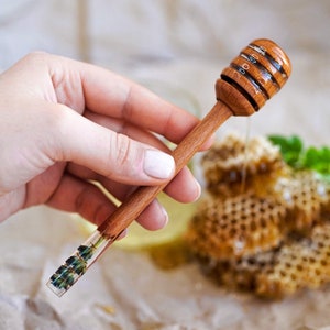Cucchiaio per miele personalizzato con lavanda, bomboniere al miele, cucchiaio per miele in resina di legno, regalo di nozze inciso, cucchiaio per miele, regalo per San Valentino