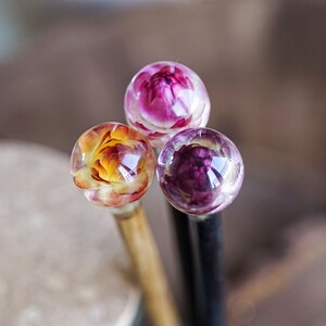 Haarstab mit echten Blumen, personalisierte Haarnadel, heller Haarschmuck, schwarze Holz Haarnadel, Harz Haarschmuck, Weihnachtsgeschenk