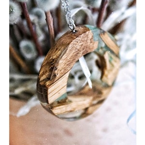 Wood Pendant Necklace, Wooden Resin Pendant, Round Men&#39;s Necklace, Woman&#39;s Necklace, Resin Wood Necklace Gift