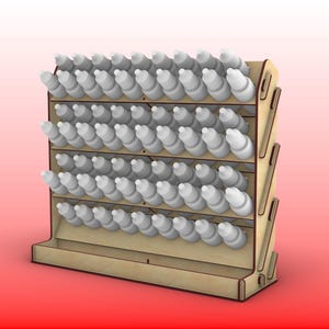 Puede incluir: Un expositor de madera clara con cuatro estantes escalonados diseñados para contener múltiples frascos blancos pequeños. La estructura tiene una base plana y paneles laterales inclinados, proporcionando una solución de almacenamiento estable para organizar y exhibir varios recipientes de líquidos de forma ordenada.