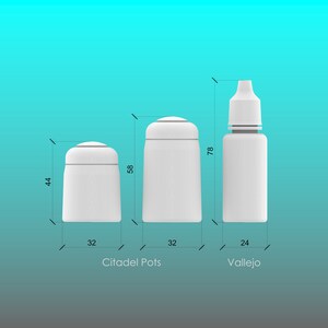Puede incluir: Tres botellas de pl&aacute;stico blanco con medidas en cent&iacute;metros. Las botellas est&aacute;n etiquetadas como "Citadel Pots" y "Vallejo".