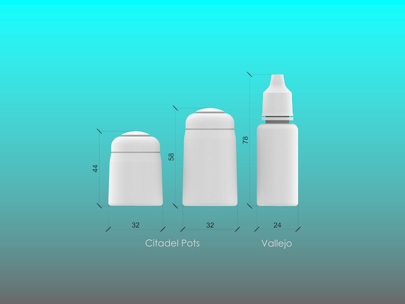 Puede incluir: Tres botellas de pl&aacute;stico blanco con medidas en cent&iacute;metros. Las botellas est&aacute;n etiquetadas como "Citadel Pots" y "Vallejo".