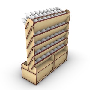 Puede incluir: Una estanter&iacute;a de madera con varios niveles para guardar botellas. Las estanter&iacute;as son de madera clara con un ribete marr&oacute;n rojizo. La unidad tiene dos cajones en la parte inferior.