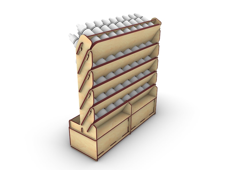 Puede incluir: Una estanter&iacute;a de madera con varios niveles para guardar botellas. Las estanter&iacute;as son de madera clara con un ribete marr&oacute;n rojizo. La unidad tiene dos cajones en la parte inferior.