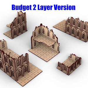 Op de afbeelding: Vijf lasergesneden houten miniatuur gebouwmodellen. De structuren zijn beige met donkerbruine randen, met boogvensters en versleten randen. De tekst "Budget 2 Layer Version" staat in blauw bovenaan. Modellen voor tabletop games.