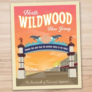 Puede incluir: Un p&oacute;ster de estilo vintage con una ilustraci&oacute;n colorida de la entrada ic&oacute;nica del paseo mar&iacute;timo de North Wildwood en Nueva Jersey. El texto dice "North Wildwood, New Jersey" y "Through this arch walk the happiest people in the world." El paseo mar&iacute;timo es visible en el fondo.