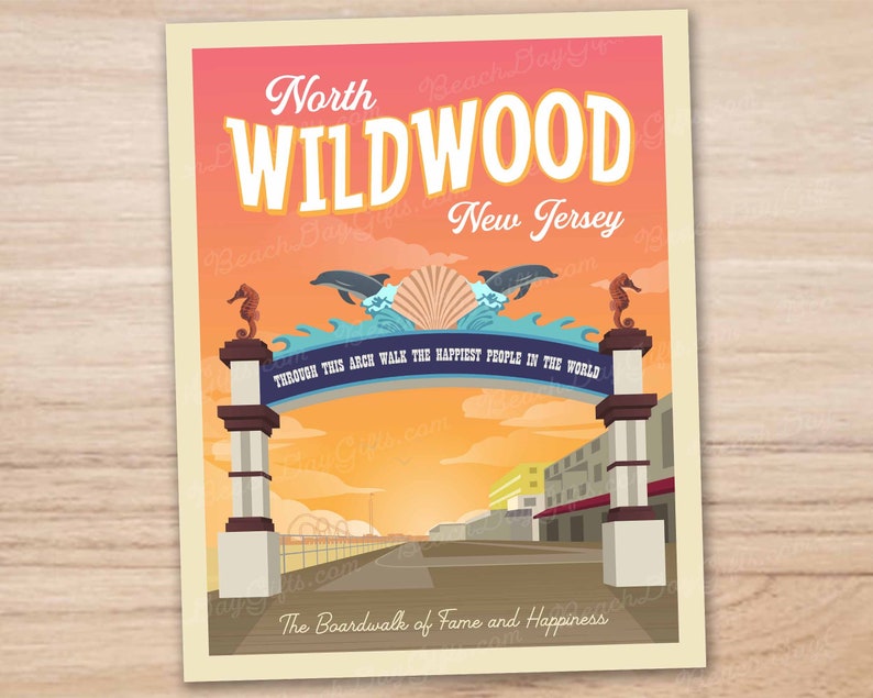 Puede incluir: Un p&oacute;ster de estilo vintage con una ilustraci&oacute;n colorida de la entrada ic&oacute;nica del paseo mar&iacute;timo de North Wildwood en Nueva Jersey. El texto dice "North Wildwood, New Jersey" y "Through this arch walk the happiest people in the world." El paseo mar&iacute;timo es visible en el fondo.