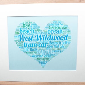 Pode incluir: Uma nuvem de palavras azul e verde com as palavras "West Wildwood" no centro. A nuvem de palavras tem a forma de um cora&ccedil;&atilde;o e inclui palavras relacionadas &agrave; praia, ao cal&ccedil;ad&atilde;o e &agrave;s atra&ccedil;&otilde;es de Wildwood, Nova Jersey.