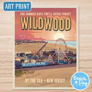 Pu&ograve; includere: Stampa artistica con un'illustrazione in stile vintage di Wildwood, New Jersey, con una ruota panoramica, un parco acquatico e una scena sulla spiaggia. Il testo recita "Wildwood" e "By the Sea - New Jersey". La stampa ha un'estetica da poster di viaggio retr&ograve;.